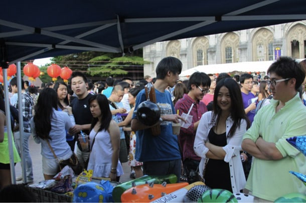 Students and community members visit a vendor at the Taiwanese Student Association’s Night Market last year, which attracted about 4,000 visitors. This year, TSA is expecting an even bigger turnout. • Photo courtesy of TSA UW